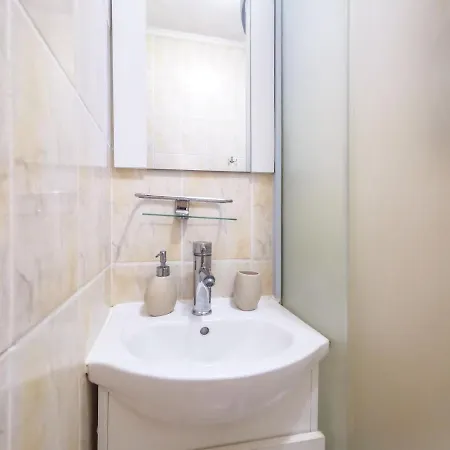 Charming Modern Apartment, Minutes From Downtown