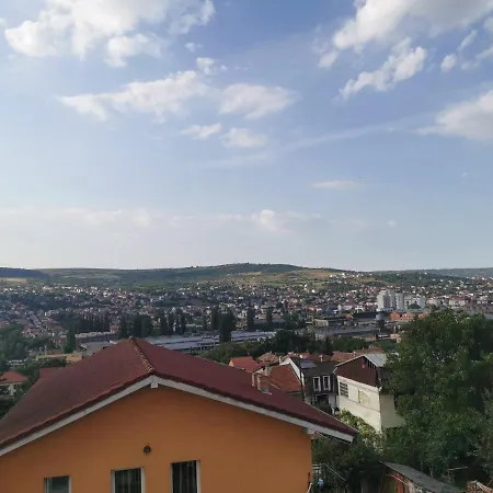 Charming Modern Apartment, Minutes From Downtown *